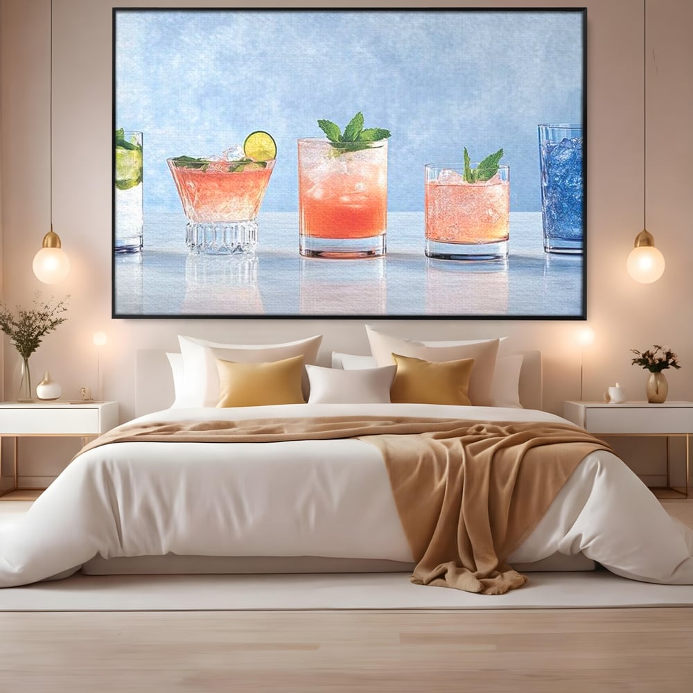 Tablou canvas cu tablou canvas cu cinci pahare de cocktail, in rama de aluminiu negru, pe perete intr-un dormitor
